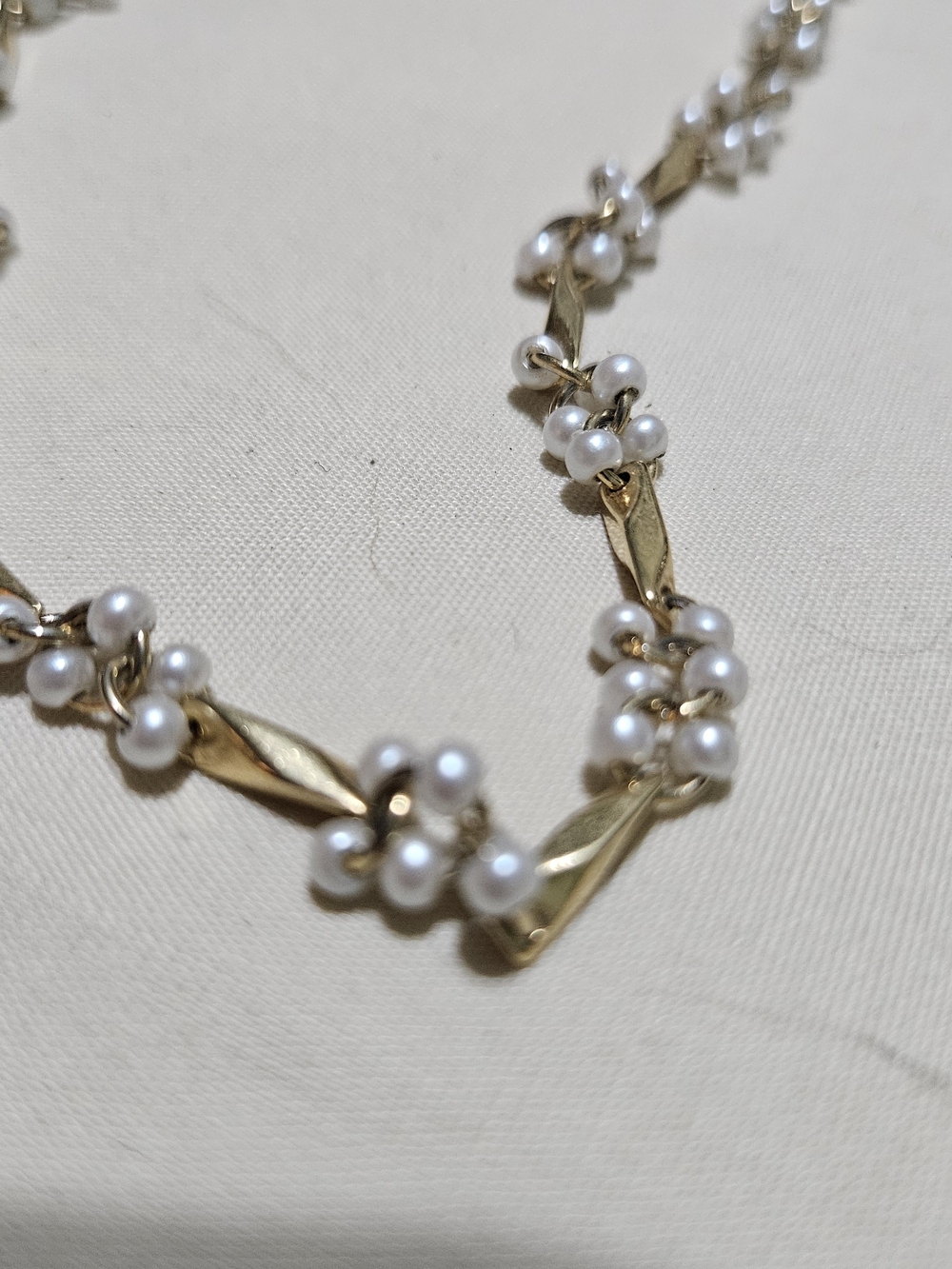Vintage Faux Pearl & Gold toned Cluster Necklace - Picture 2 of 6